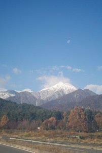 奥の山は真っ白で、朝の月も綺麗でした。
