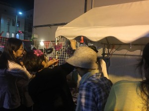 仮面売り場の様子(夜は色がよく見えなかった..笑)